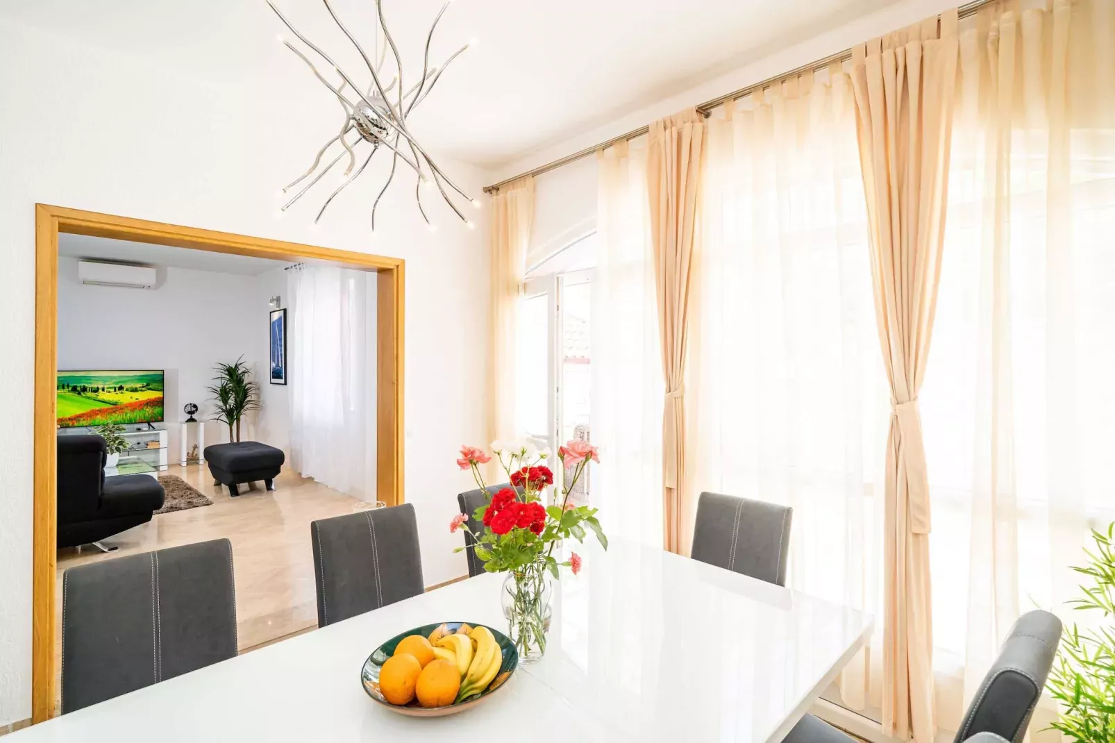 Holiday Home King - Four Bedroom House with Terrace-Esszimmer