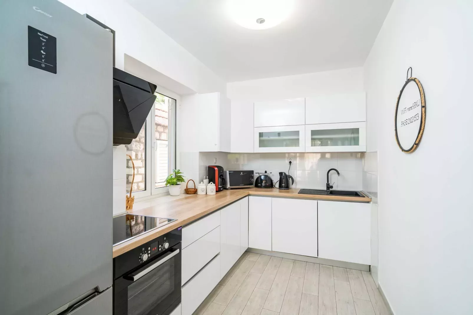 Holiday Home King - Four Bedroom House with Terrace-Küche