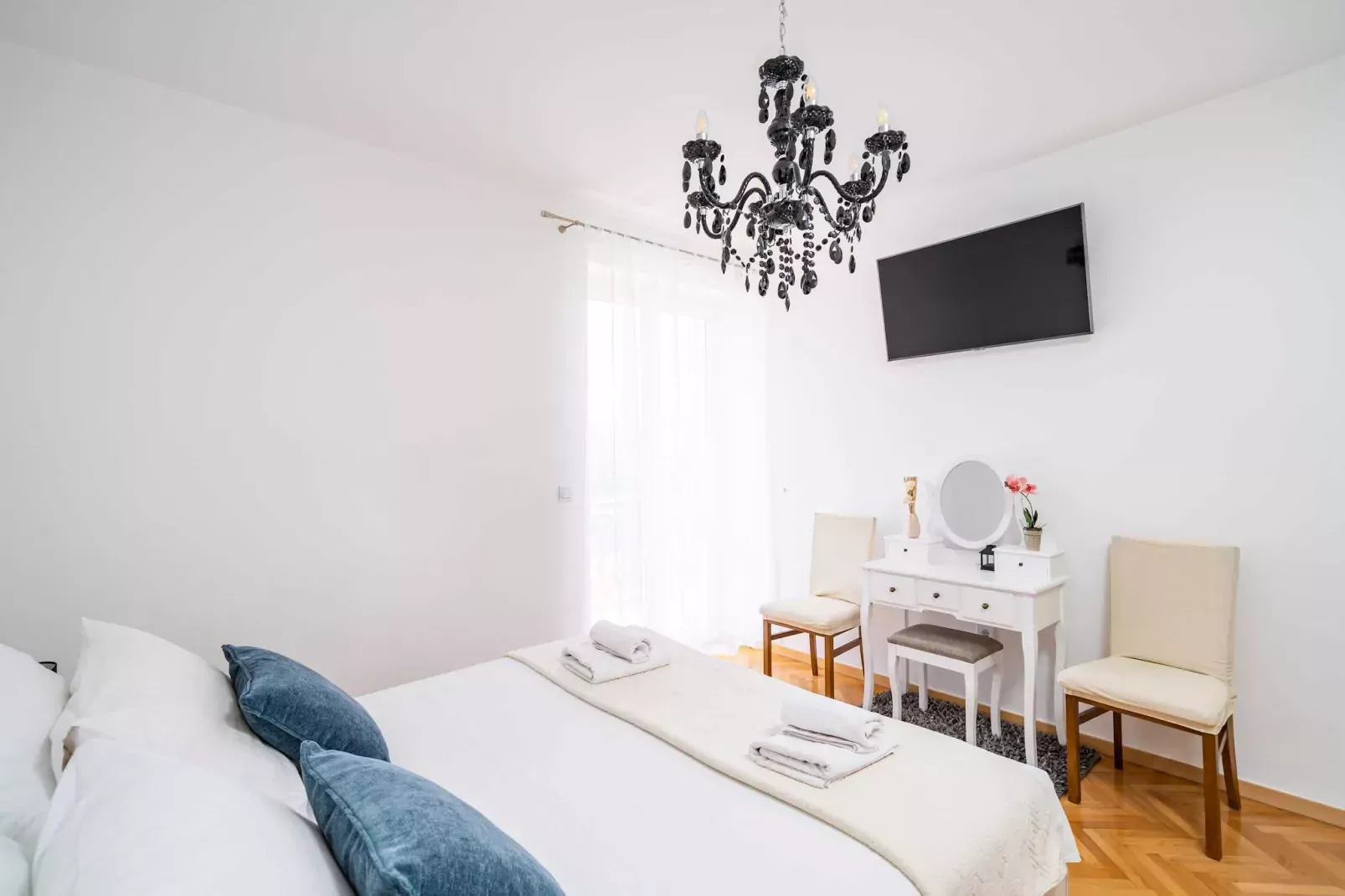 Holiday Home King - Four Bedroom House with Terrace-Schlafzimmer