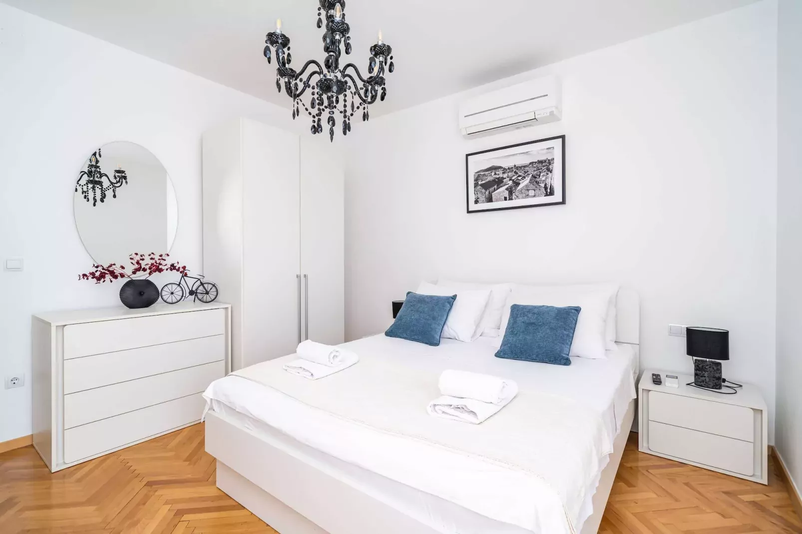 Holiday Home King - Four Bedroom House with Terrace-Schlafzimmer