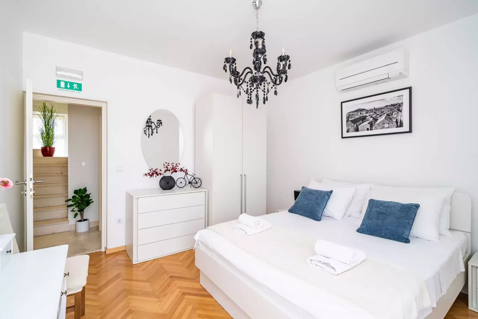 Holiday Home King - Four Bedroom House with Terrace-Schlafzimmer