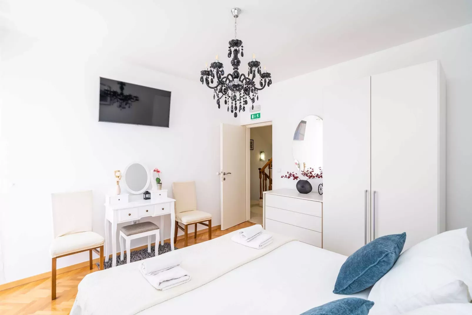 Holiday Home King - Four Bedroom House with Terrace-Schlafzimmer