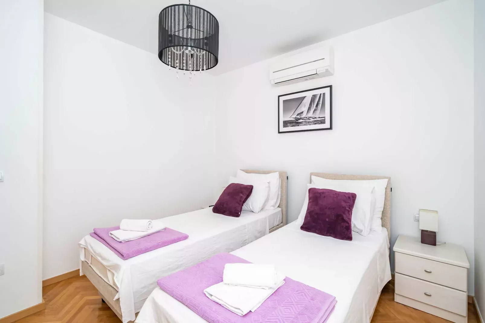 Holiday Home King - Four Bedroom House with Terrace-Schlafzimmer
