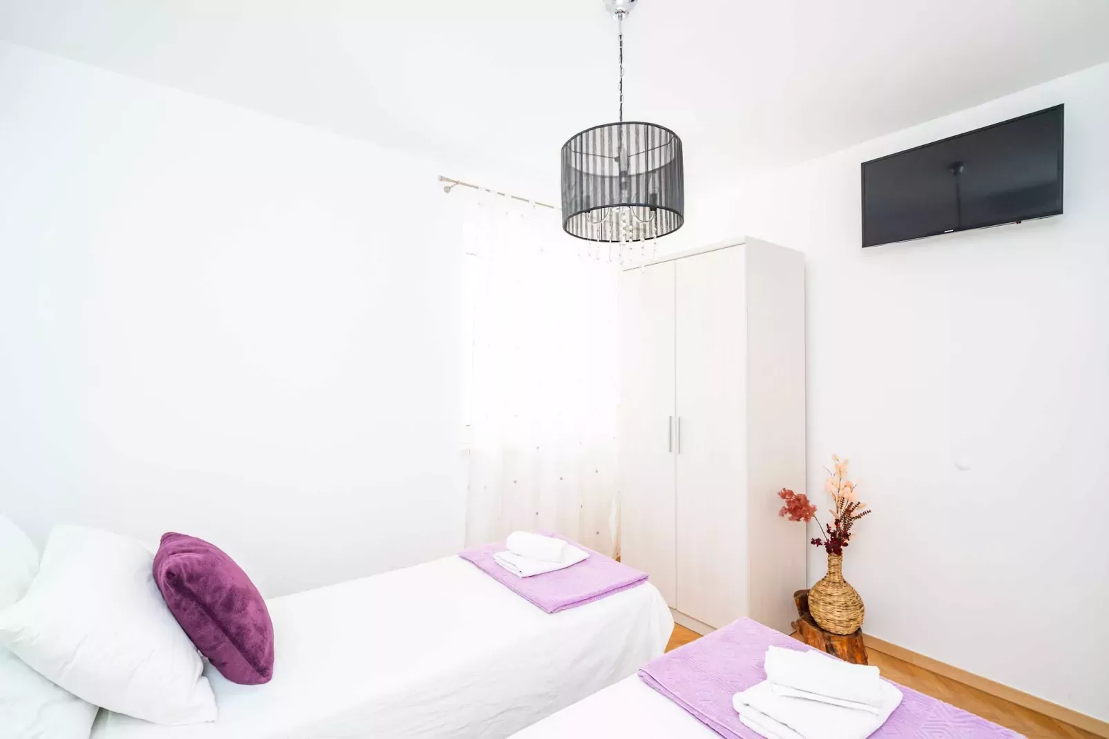 Holiday Home King - Four Bedroom House with Terrace-Schlafzimmer