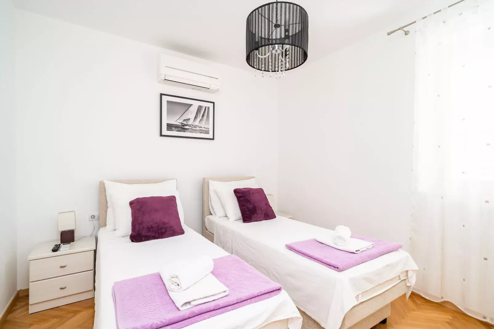 Holiday Home King - Four Bedroom House with Terrace-Schlafzimmer