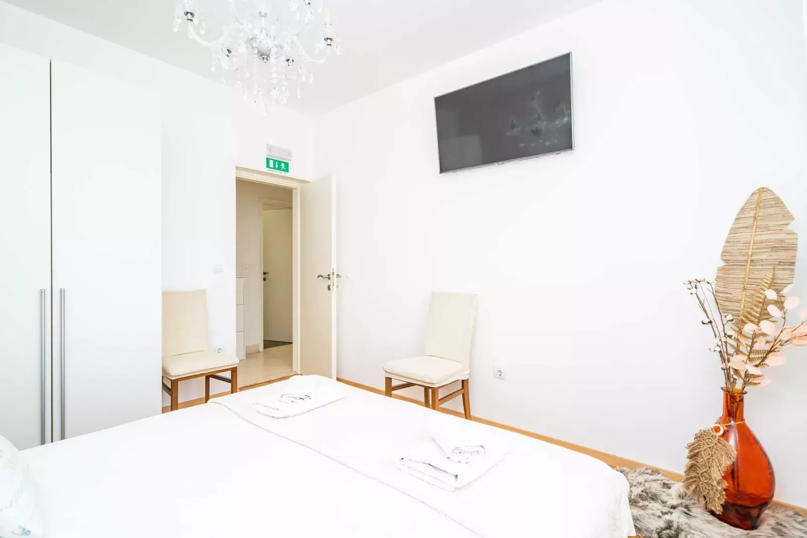 Holiday Home King - Four Bedroom House with Terrace-Schlafzimmer