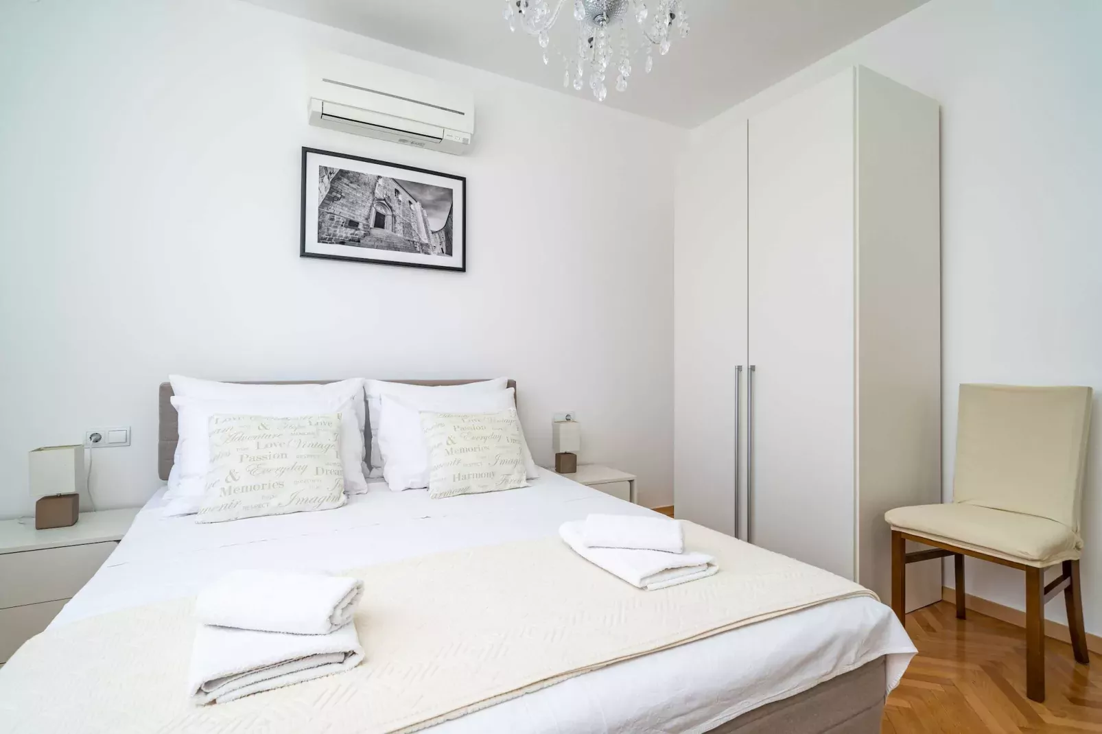 Holiday Home King - Four Bedroom House with Terrace-Schlafzimmer