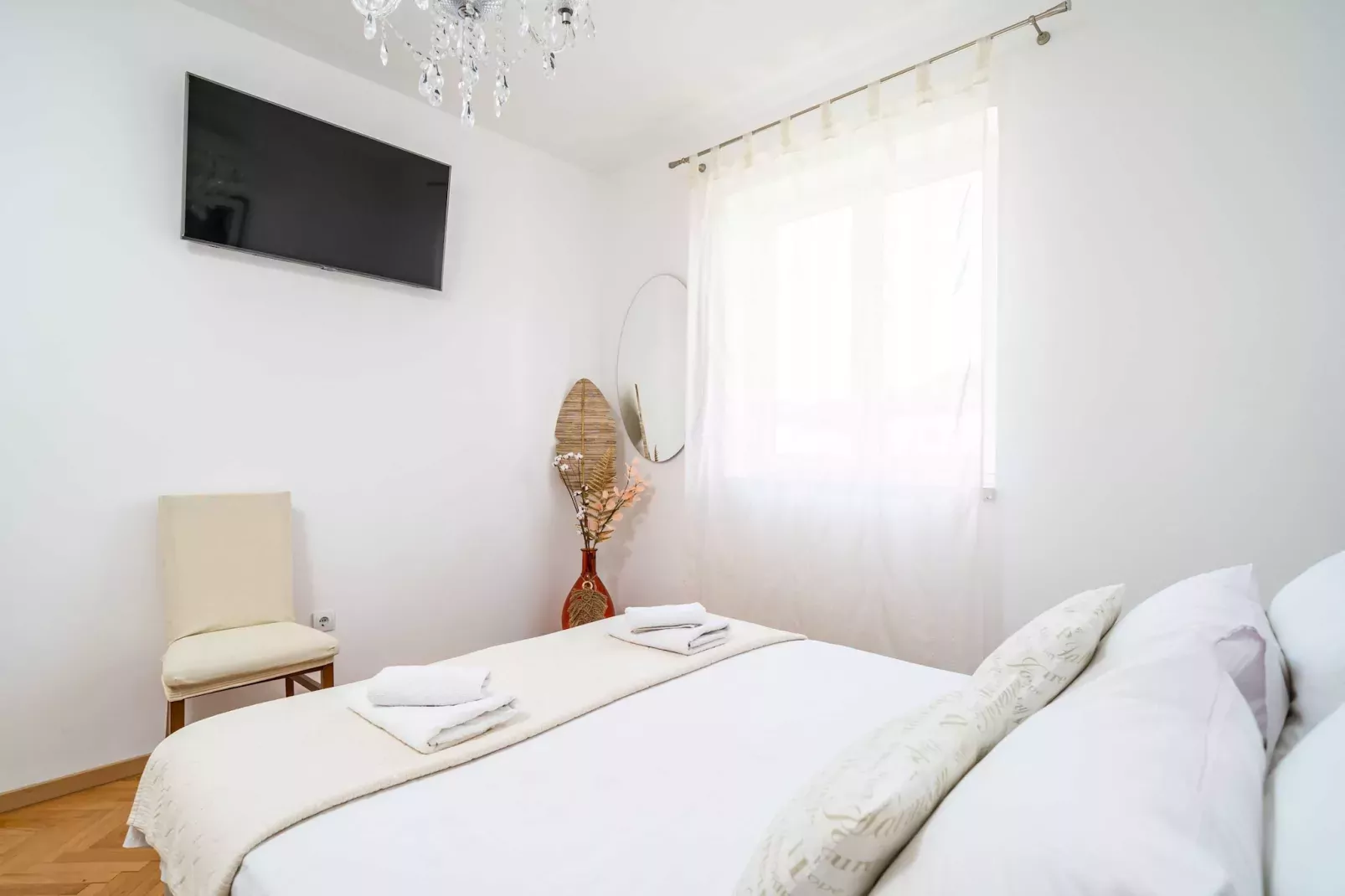 Holiday Home King - Four Bedroom House with Terrace-Schlafzimmer