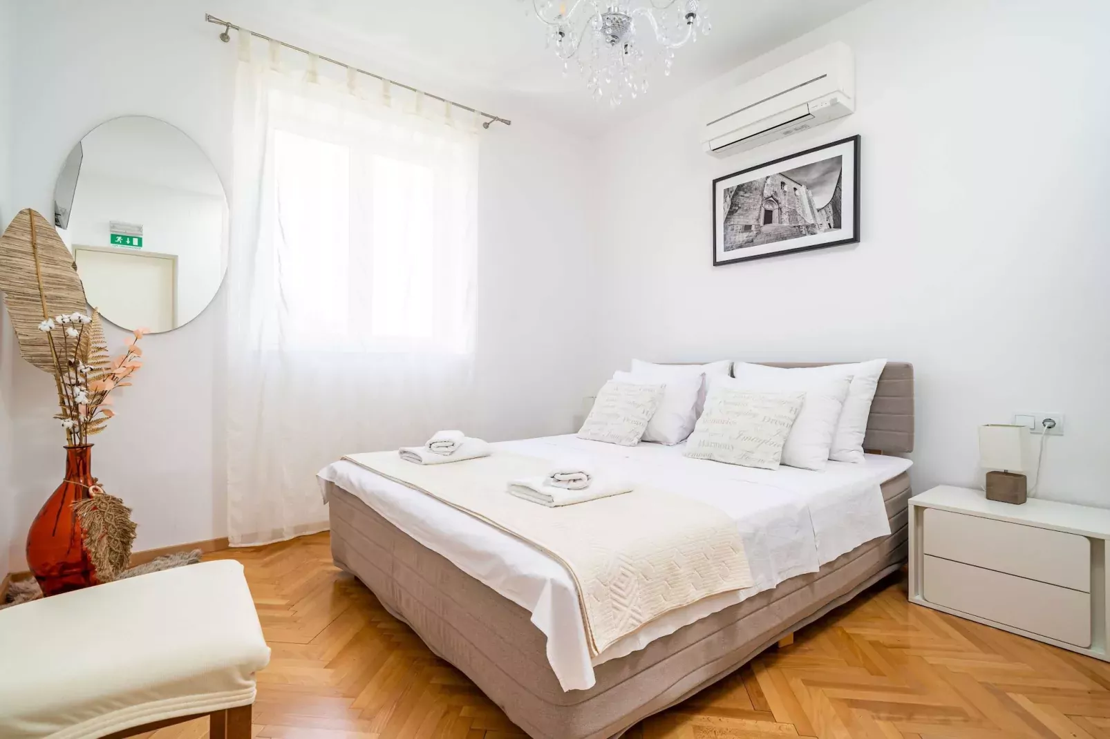 Holiday Home King - Four Bedroom House with Terrace-Schlafzimmer