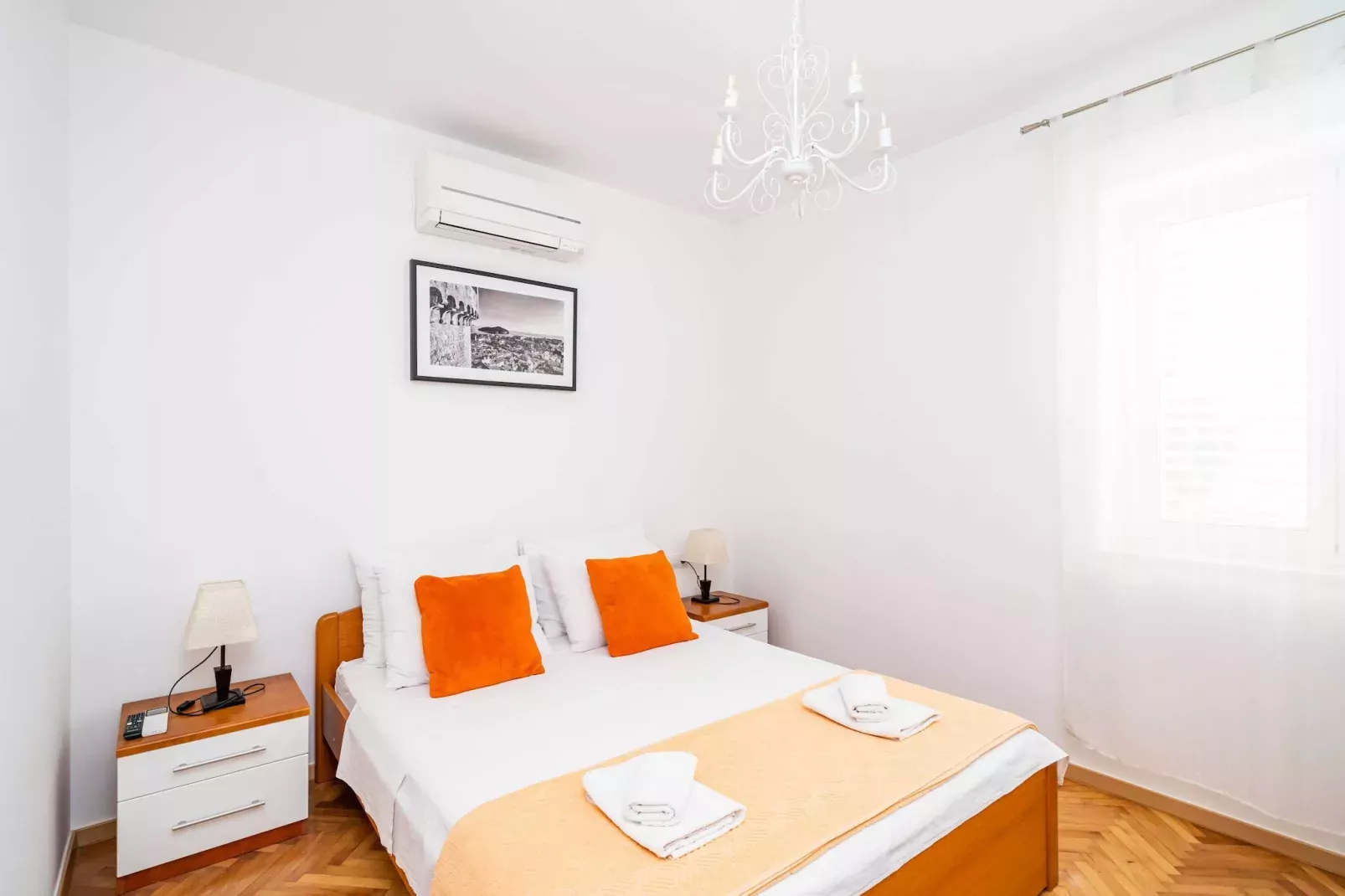 Holiday Home King - Four Bedroom House with Terrace-Schlafzimmer