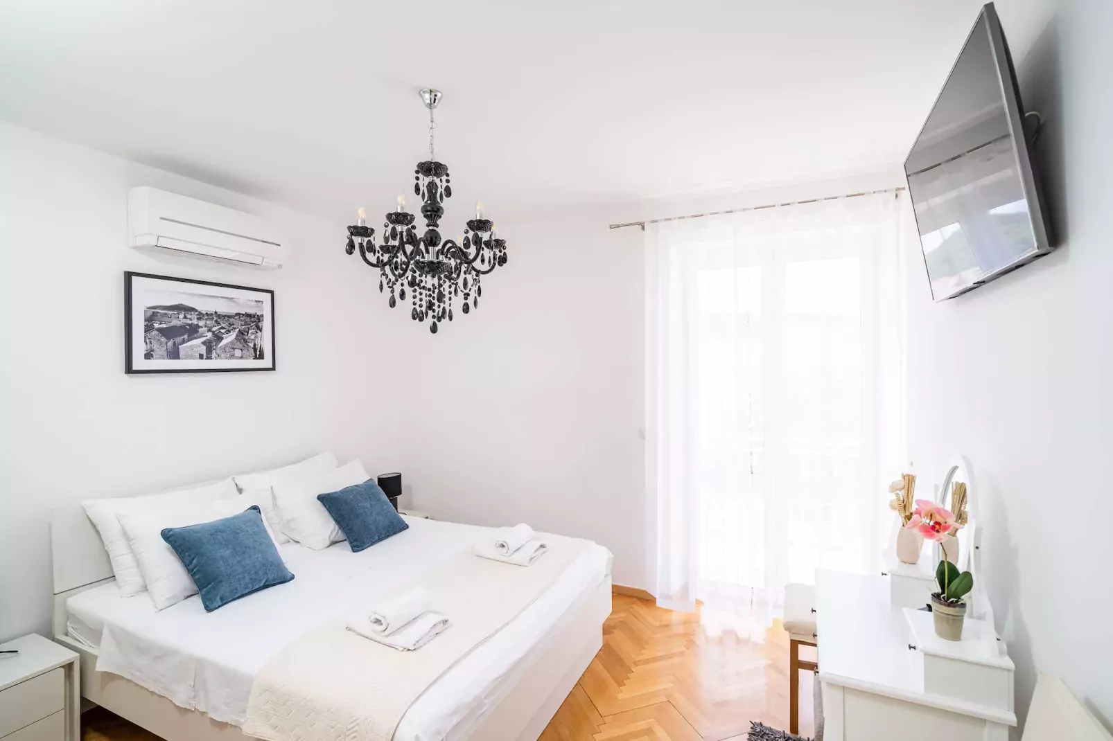 Holiday Home King - Four Bedroom House with Terrace-Schlafzimmer