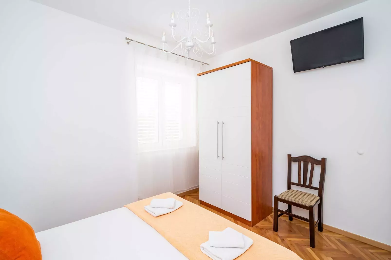Holiday Home King - Four Bedroom House with Terrace-Schlafzimmer