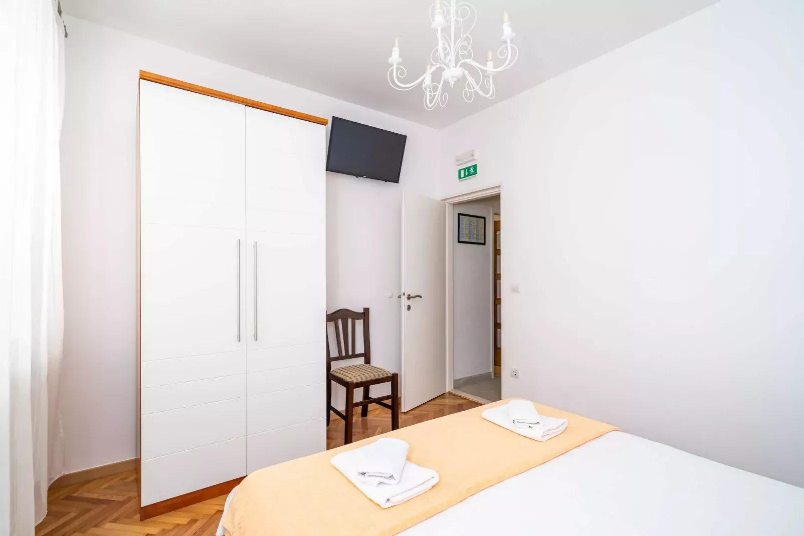 Holiday Home King - Four Bedroom House with Terrace-Schlafzimmer
