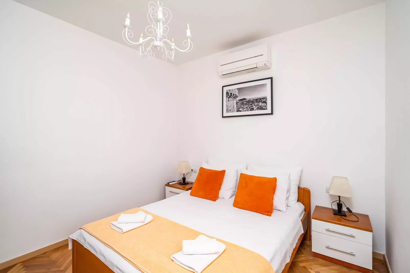 Holiday Home King - Four Bedroom House with Terrace-Schlafzimmer