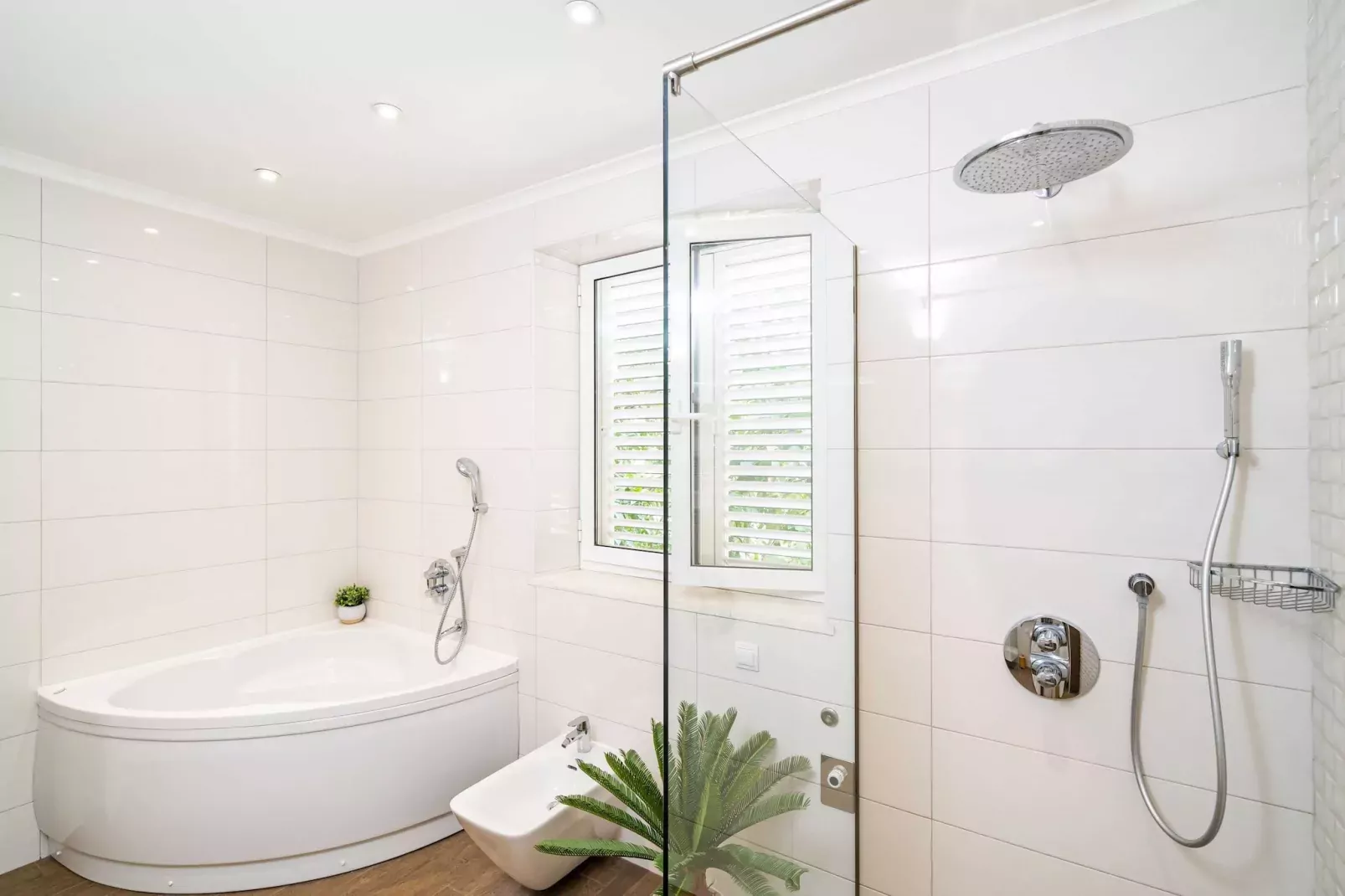 Holiday Home King - Four Bedroom House with Terrace-Badezimmer