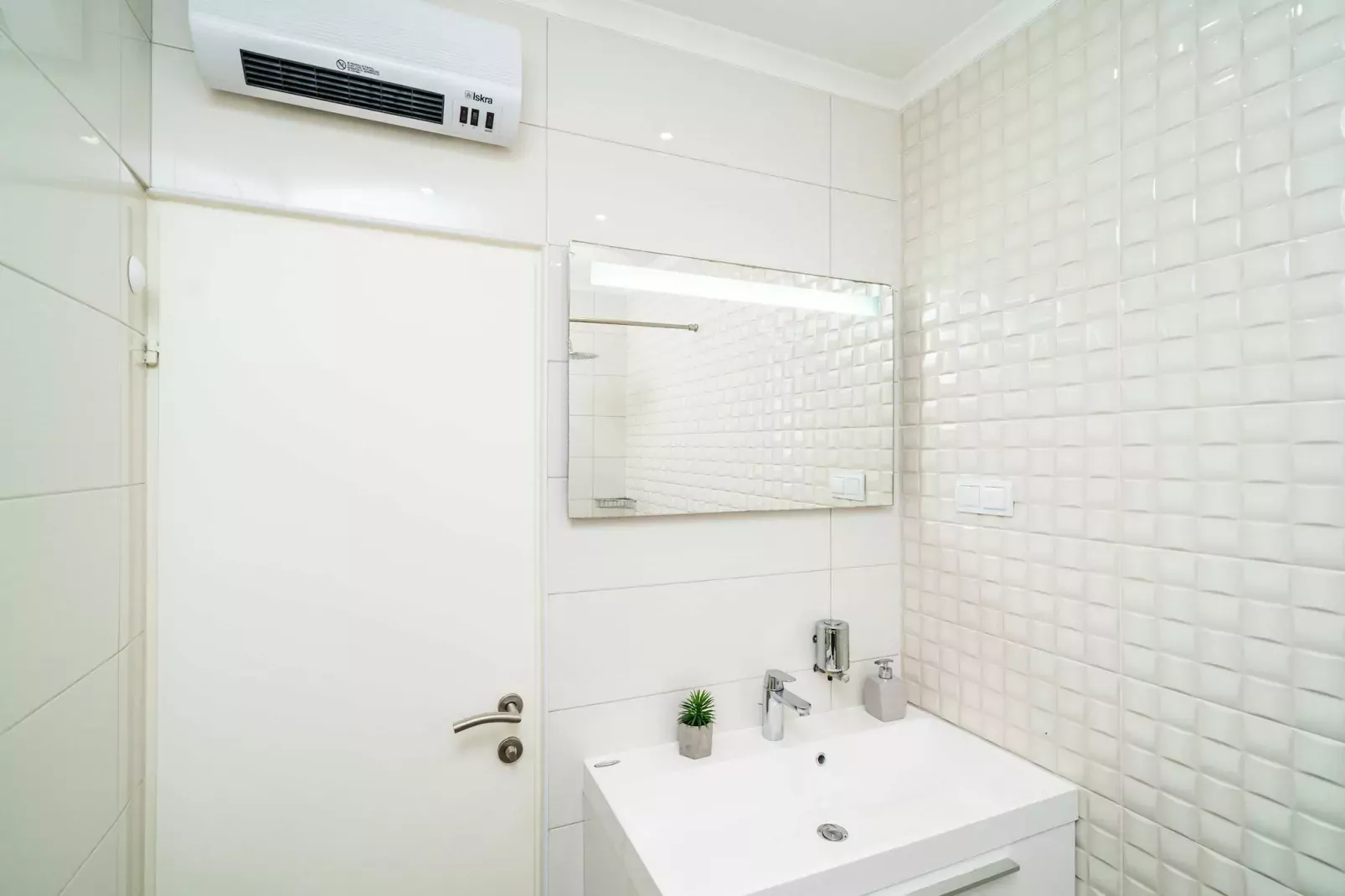 Holiday Home King - Four Bedroom House with Terrace-Badezimmer