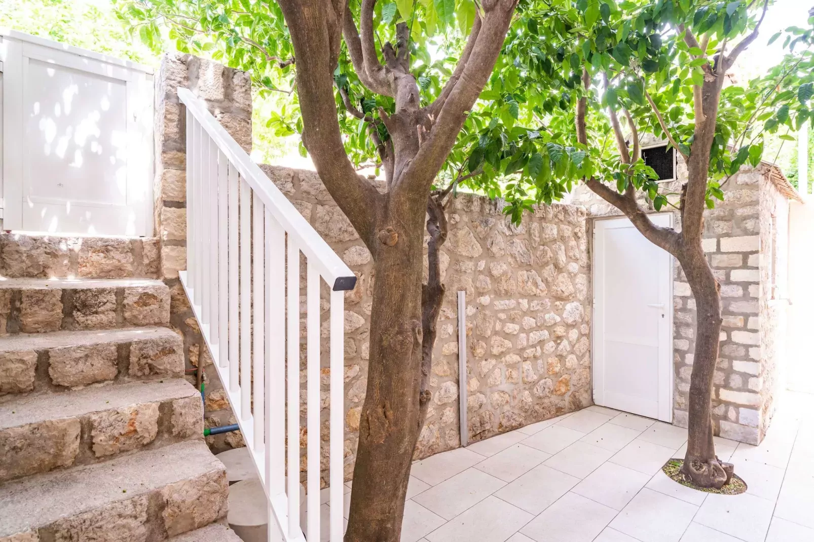 Holiday Home King - Four Bedroom House with Terrace-Außenbereich
