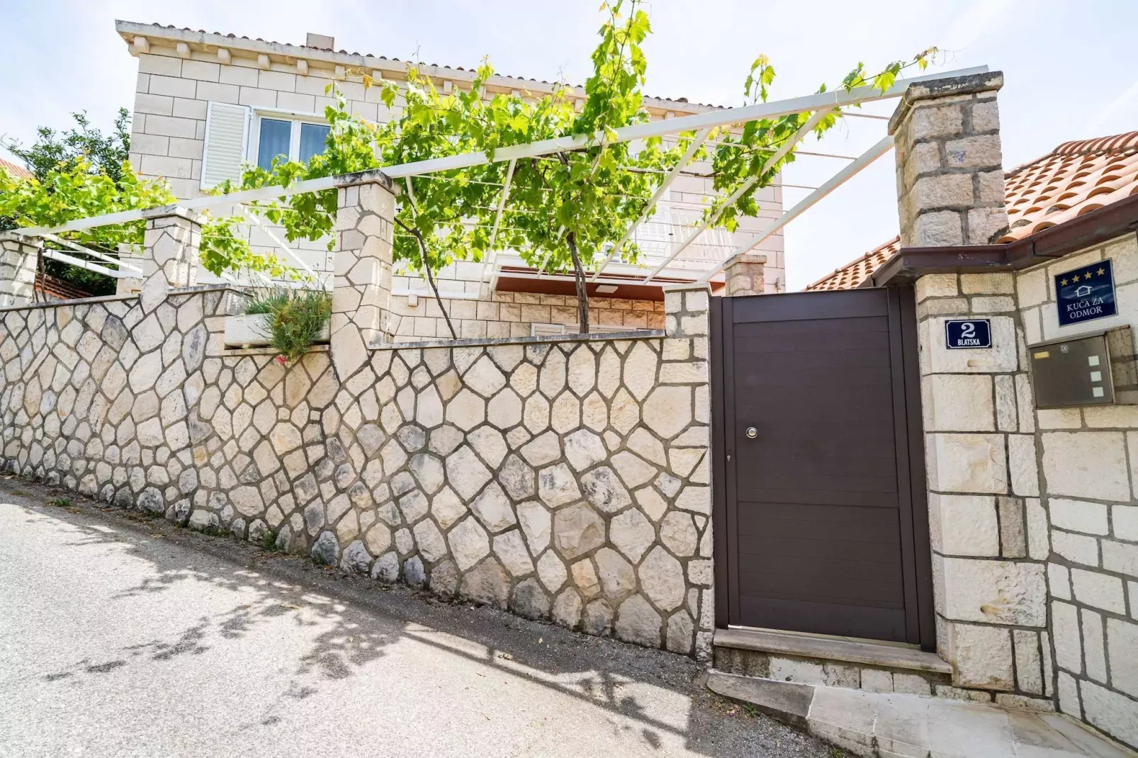 Holiday Home King - Four Bedroom House with Terrace-Außenbereich