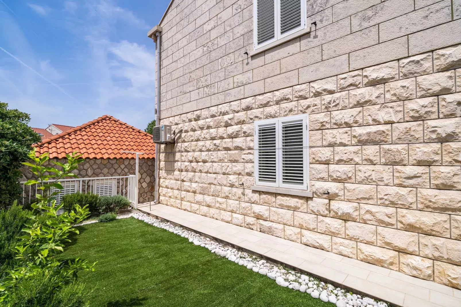 Holiday Home King - Four Bedroom House with Terrace-Außenbereich