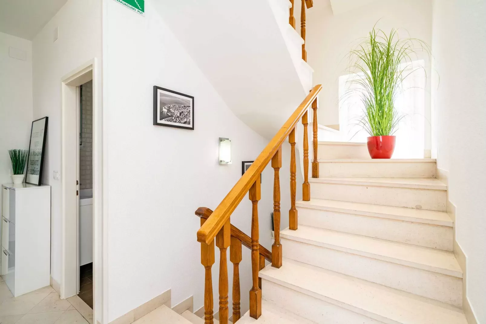 Holiday Home King - Four Bedroom House with Terrace-Innen
