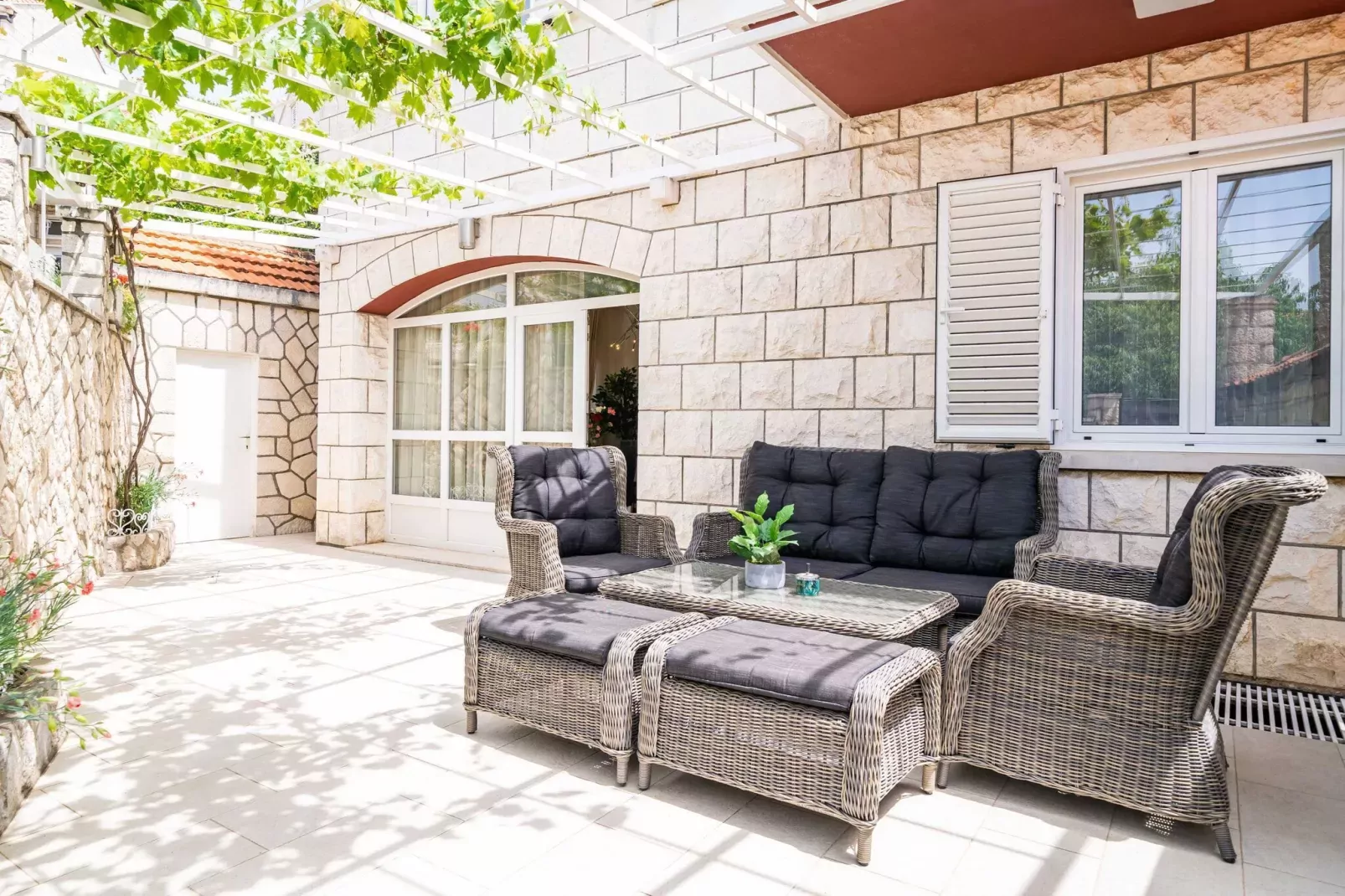 Holiday Home King - Four Bedroom House with Terrace-Terrasse