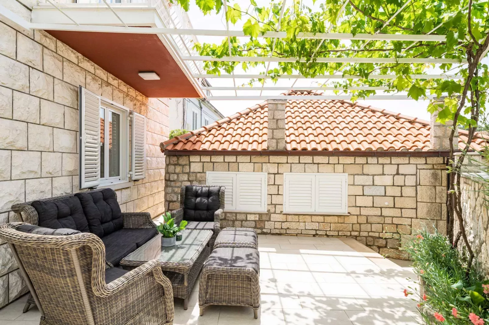 Holiday Home King - Four Bedroom House with Terrace-Terrasse