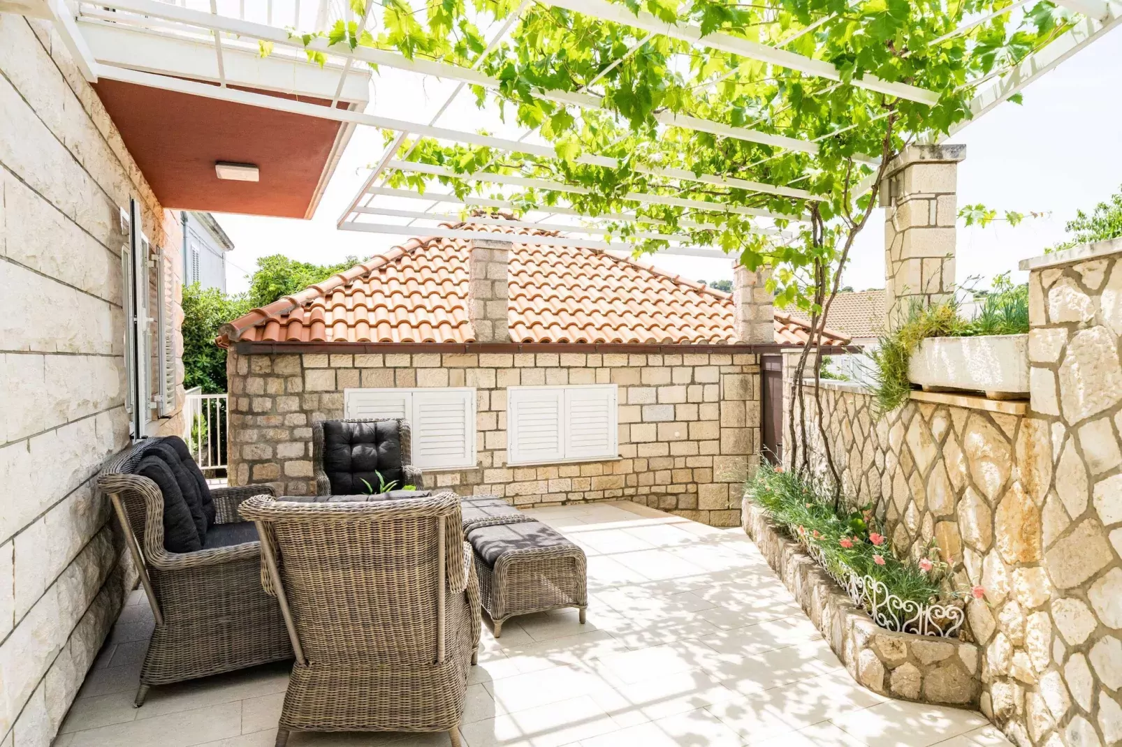 Holiday Home King - Four Bedroom House with Terrace-Terrasse