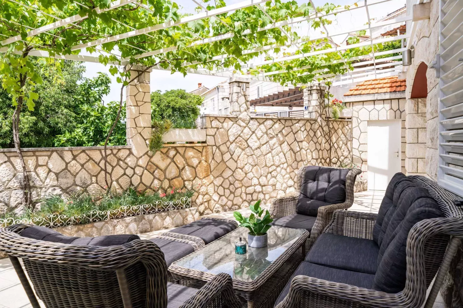 Holiday Home King - Four Bedroom House with Terrace-Terrasse