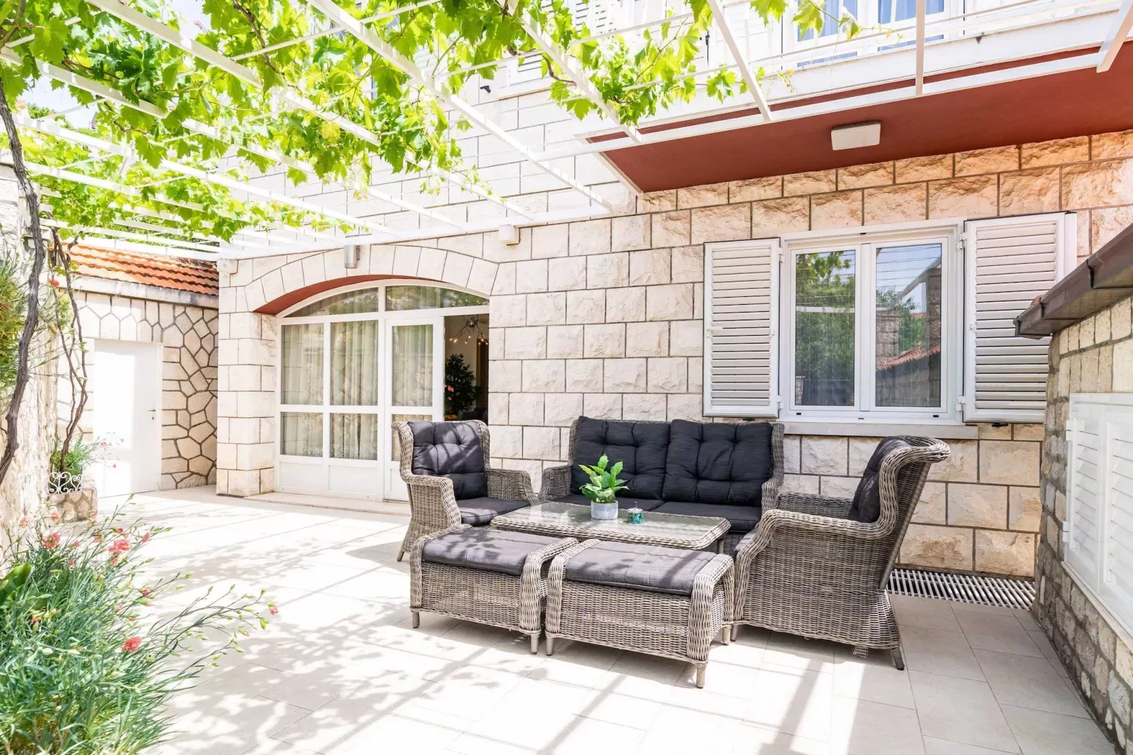 Holiday Home King - Four Bedroom House with Terrace-Terrasse