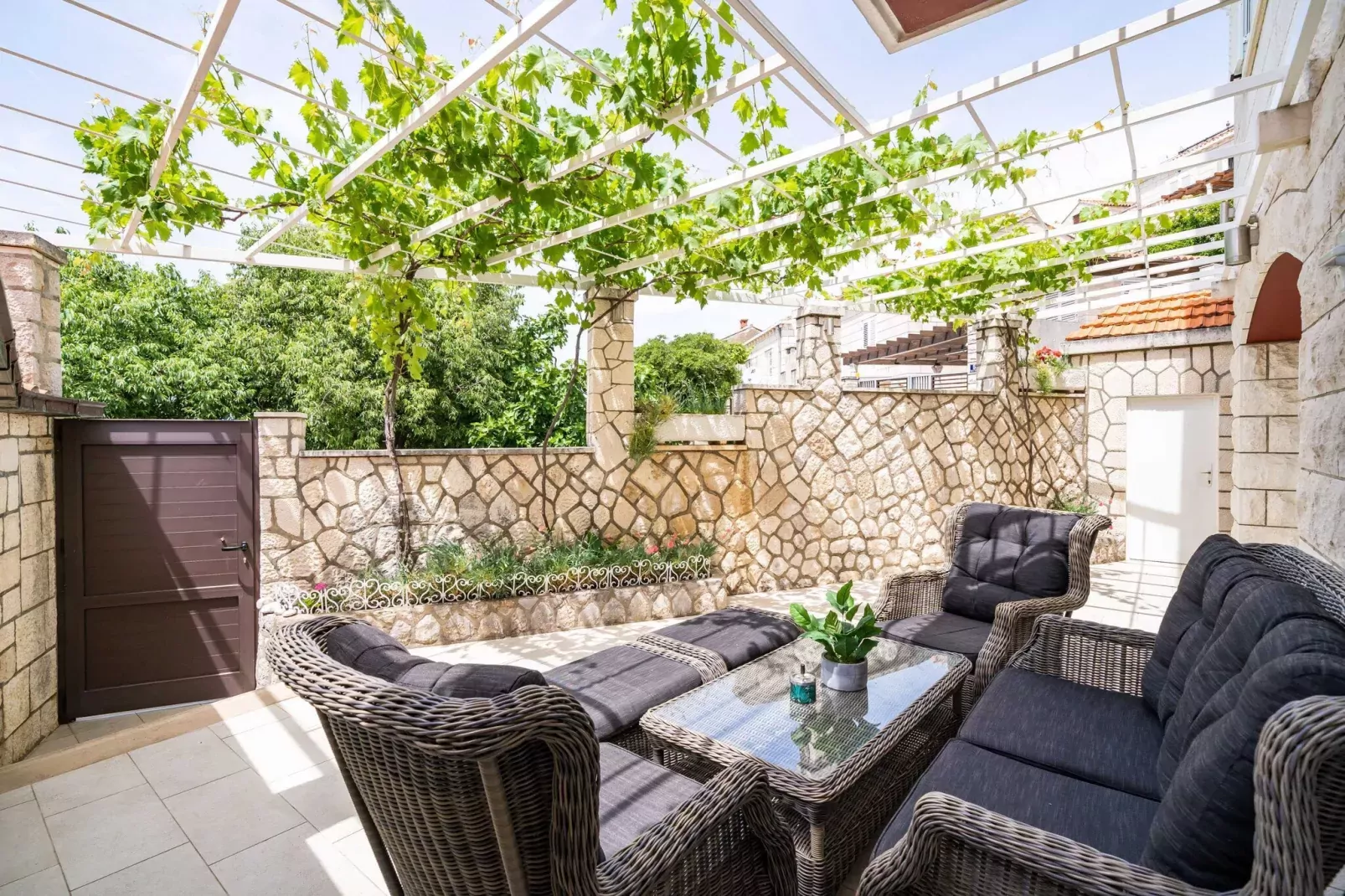 Holiday Home King - Four Bedroom House with Terrace-Terrasse