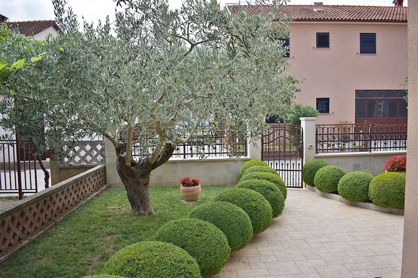 Tina & Denis - Apt Denis with Terrace and Garden-Gardens summer