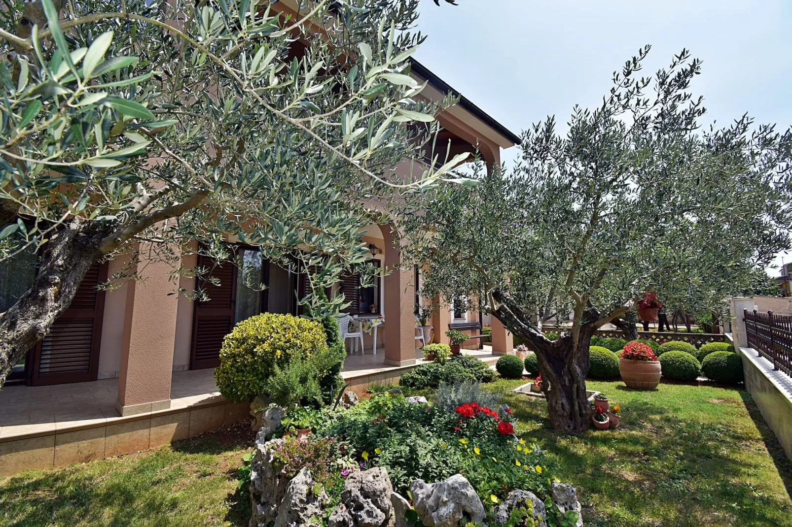 Tina & Denis - Apt Denis with Terrace and Garden-Gardens summer