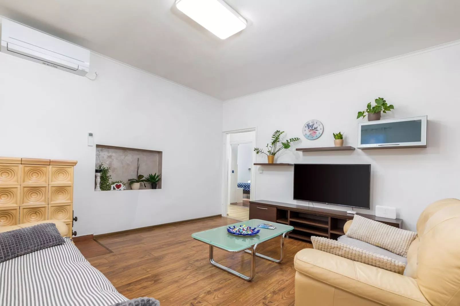 Sabi Relax Zone Apartment - Private Pool & Jacuzzi-Living room