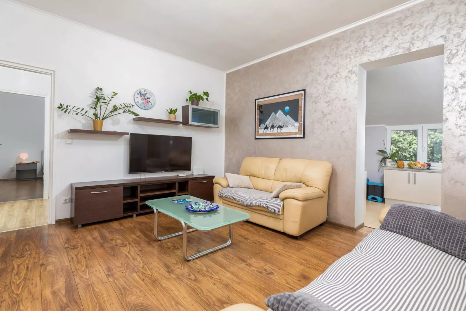 Sabi Relax Zone Apartment - Private Pool & Jacuzzi-Living room