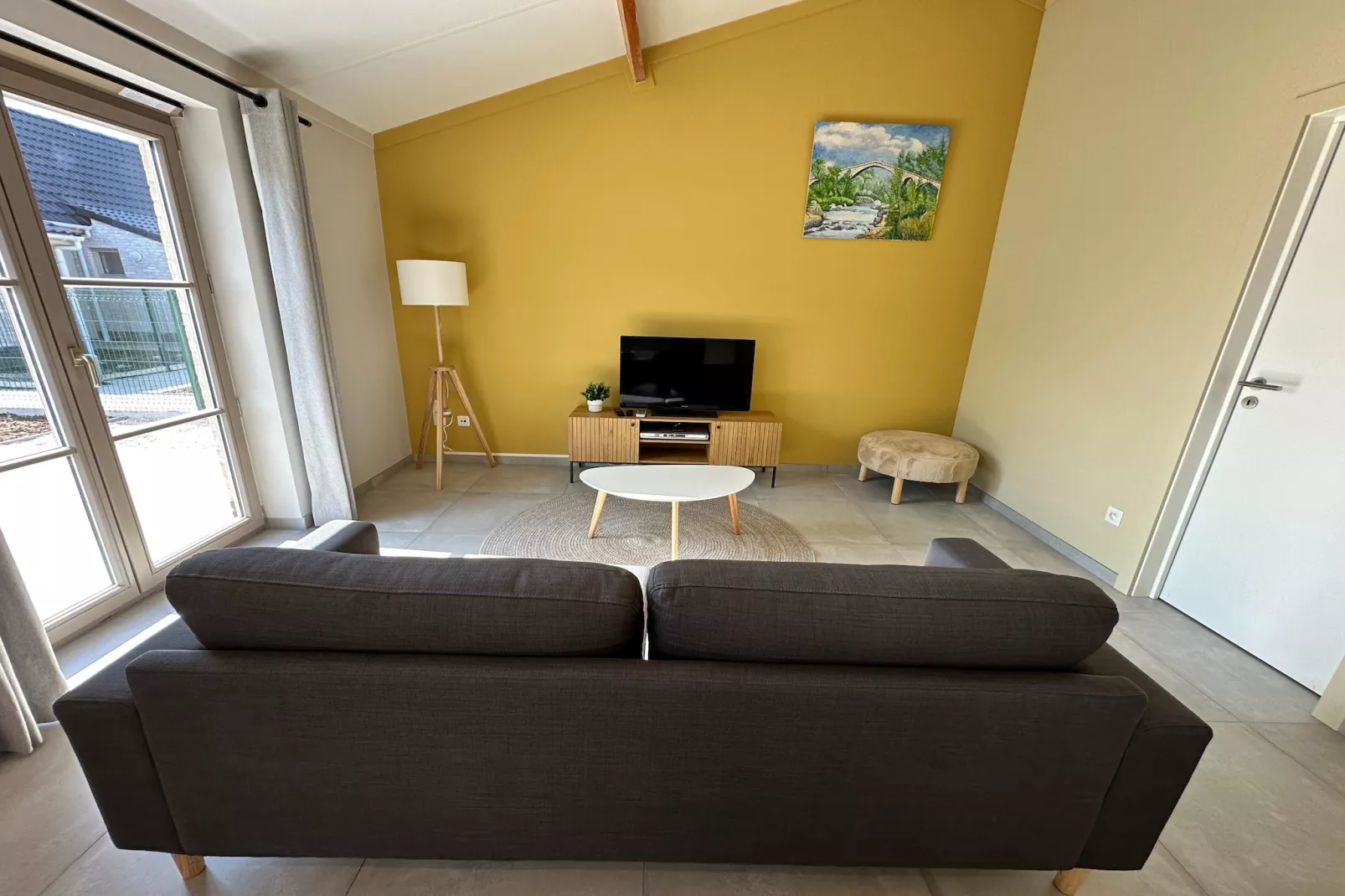 2WH / 18-Living room