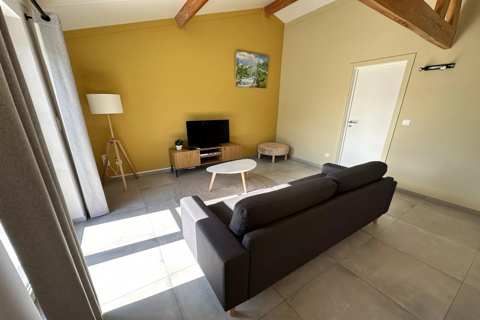 2WH / 18-Living room