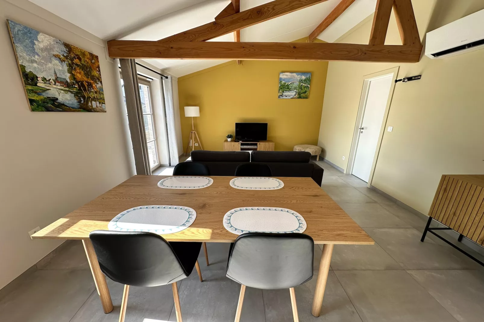2WH / 18-Living room