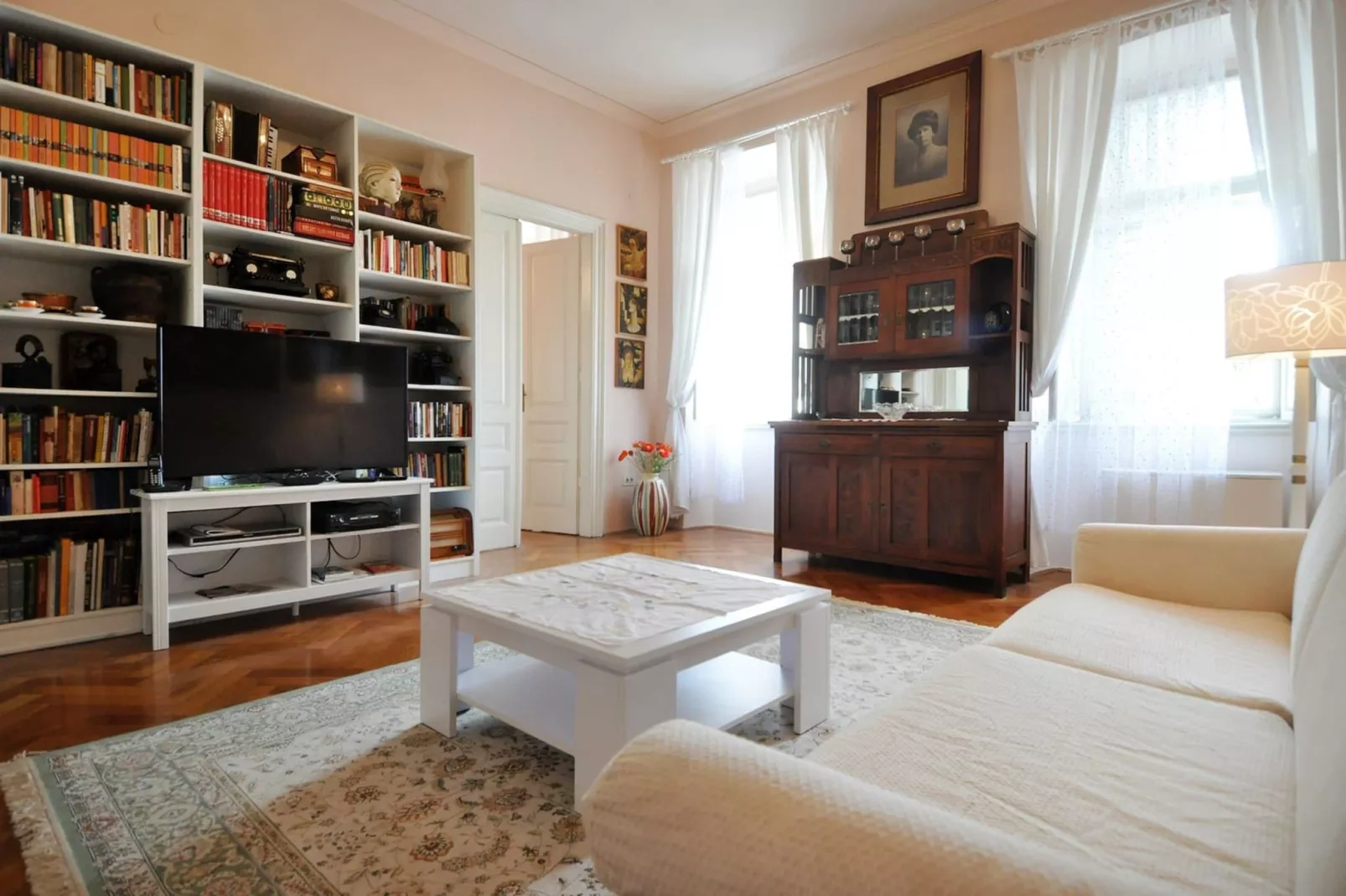Amphitheater Art Apartment-Living room