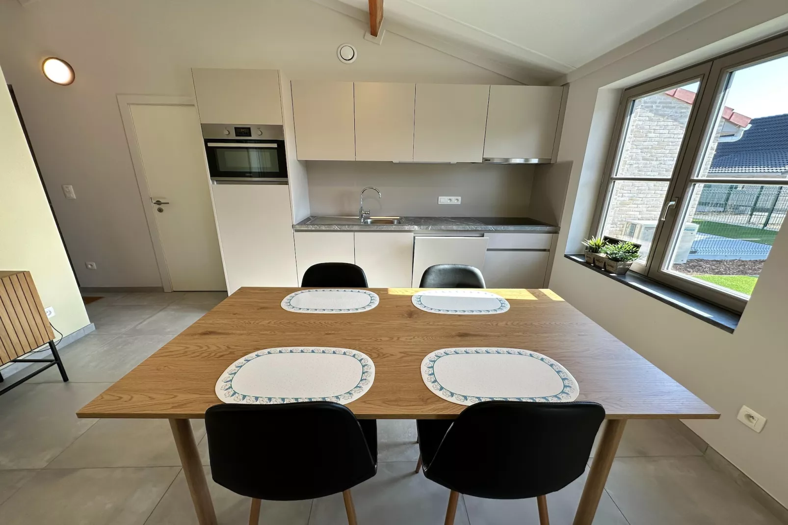 2WH / 18-Dining room