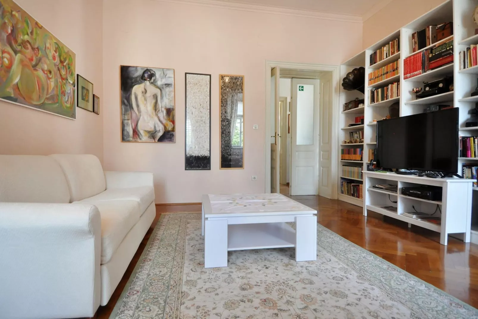 Amphitheater Art Apartment-Living room
