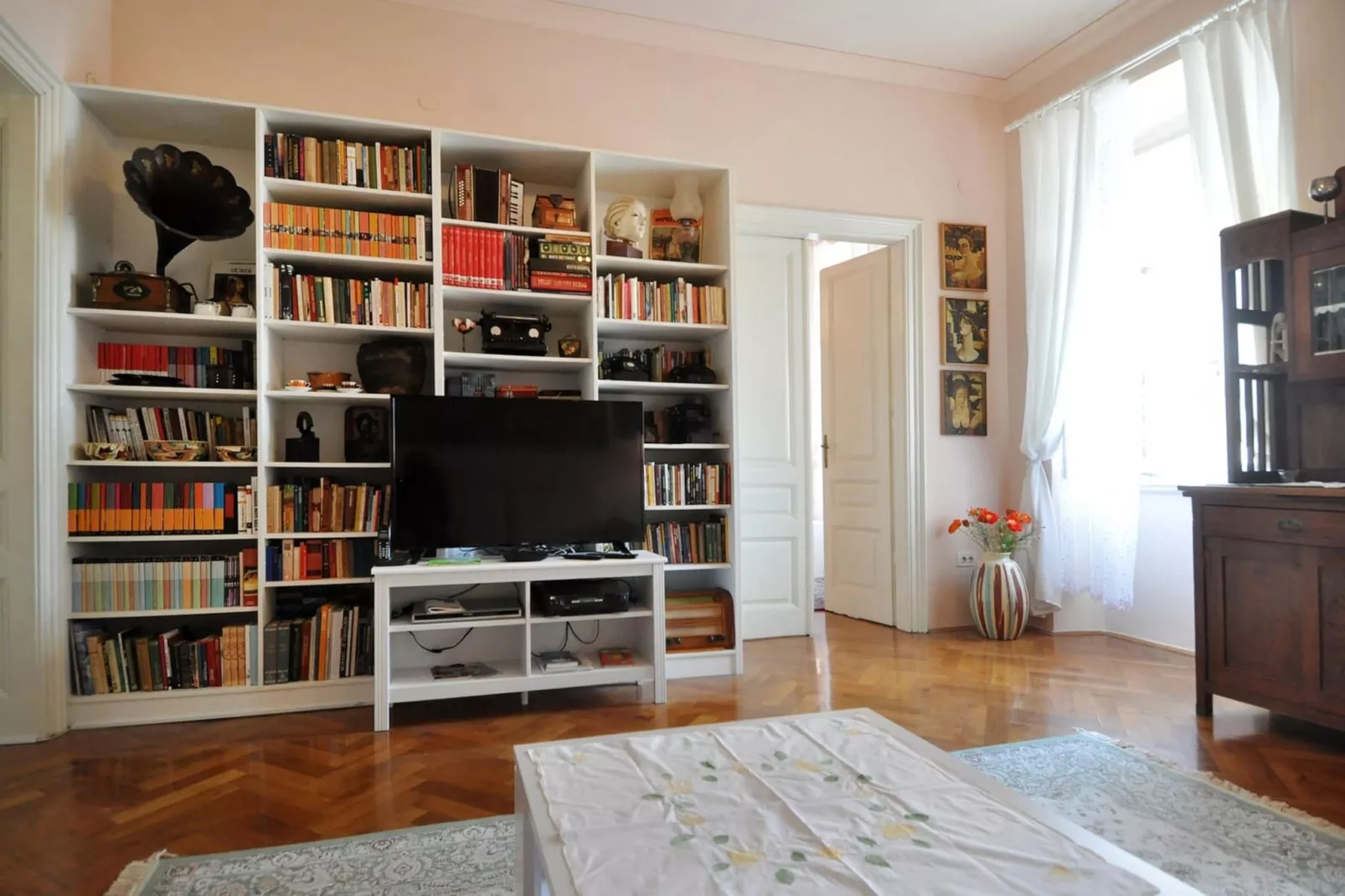 Amphitheater Art Apartment-Living room
