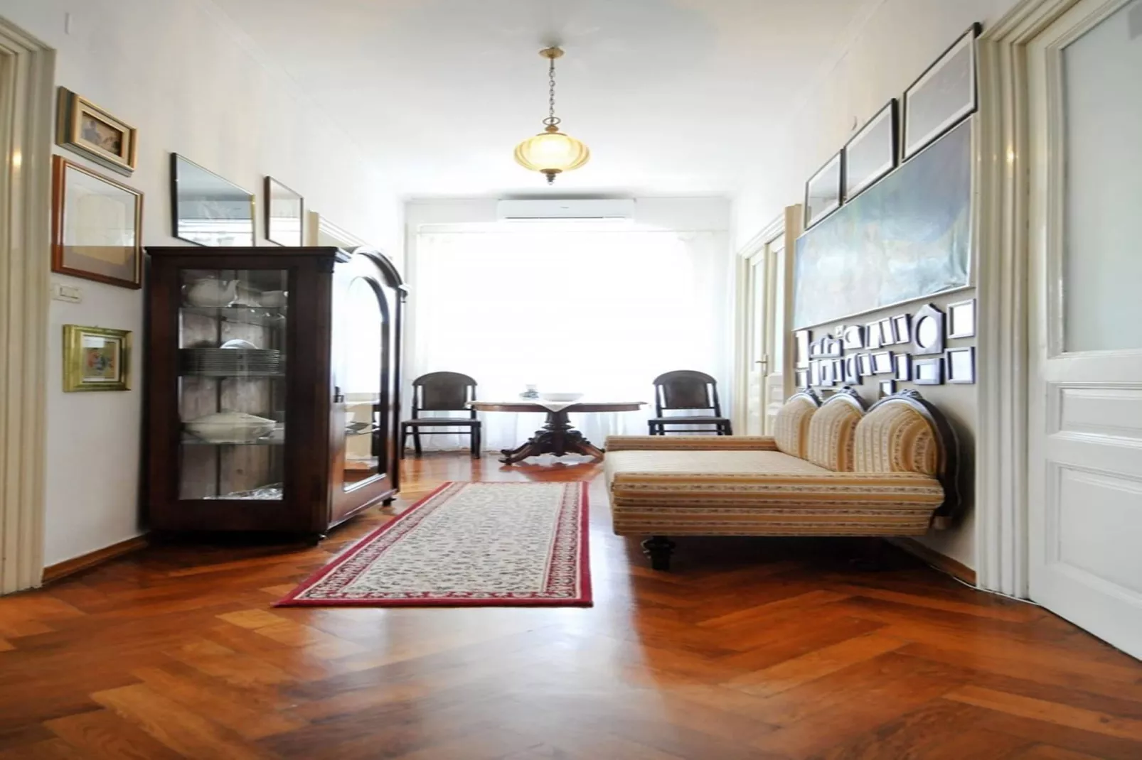 Amphitheater Art Apartment-Living room