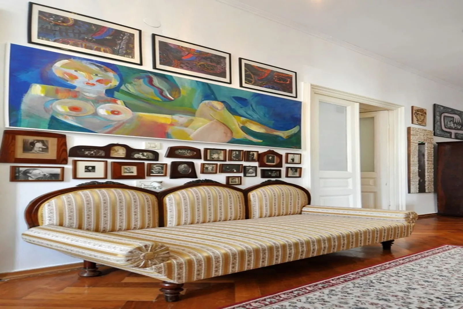Amphitheater Art Apartment-Living room