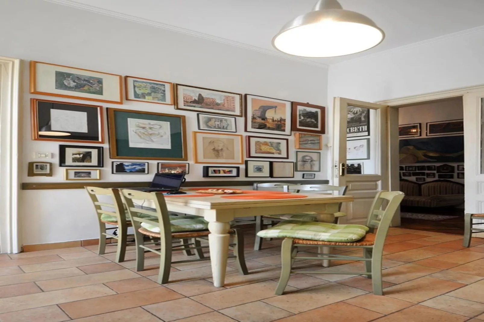 Amphitheater Art Apartment-Dining room