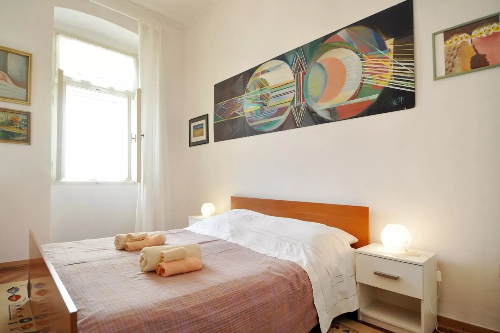 Amphitheater Art Apartment-Bedroom
