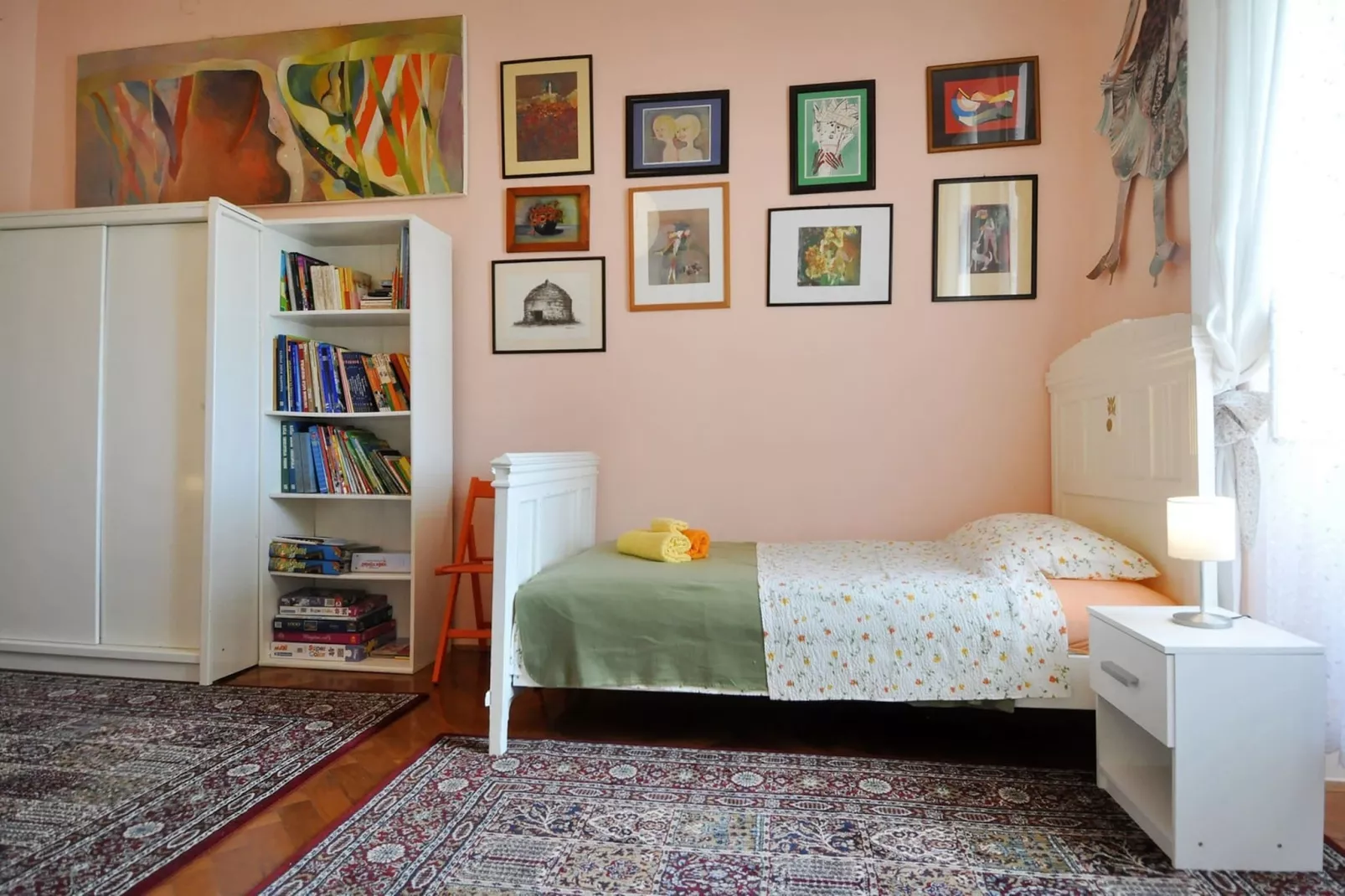 Amphitheater Art Apartment-Bedroom