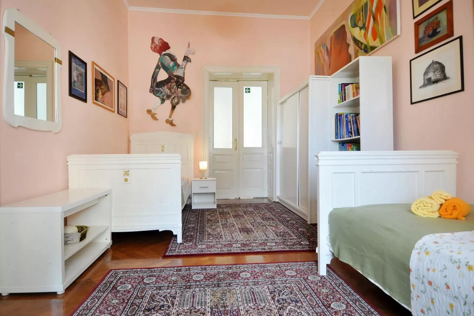 Amphitheater Art Apartment-Bedroom