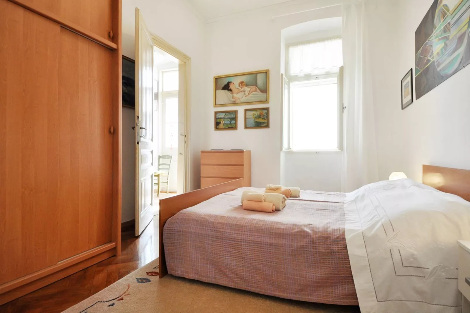Amphitheater Art Apartment-Bedroom