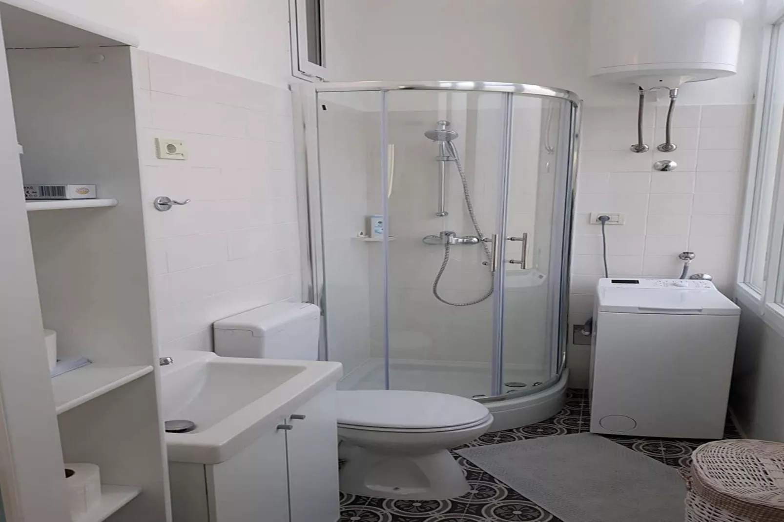 Amphitheater Art Apartment-Bathroom