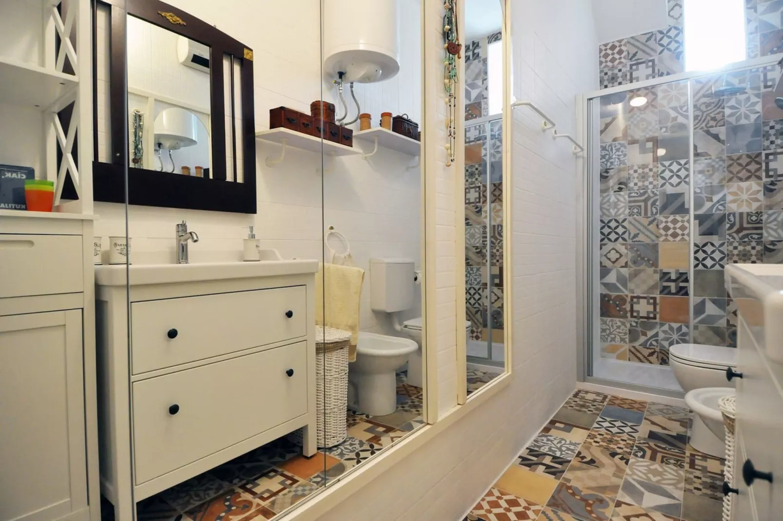 Amphitheater Art Apartment-Bathroom